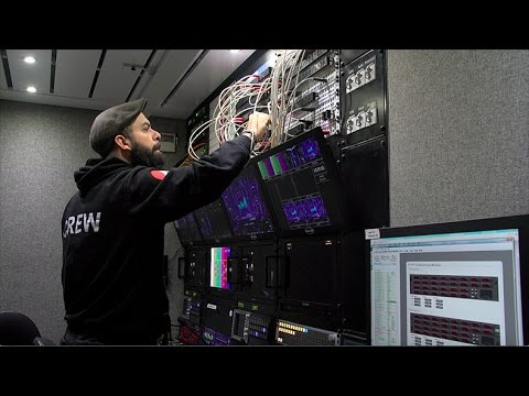 Bakom kulisserna: Han ser till att livesändningen fungerar - Idol Sverige (TV4)