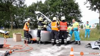 preview picture of video 'Vrouw bekneld bij aanrijding op de Weststadweg in Oosterhout (2013-06-26)'