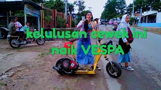 Download lagu Kelulusan sekolah ,cewek ini naik VESPA OTOPET  sangat gokil😍😍 mp3