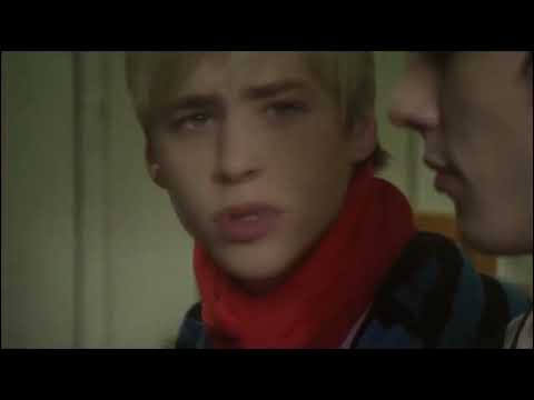 Maxxie Skins-Gay Kiss- beso gay