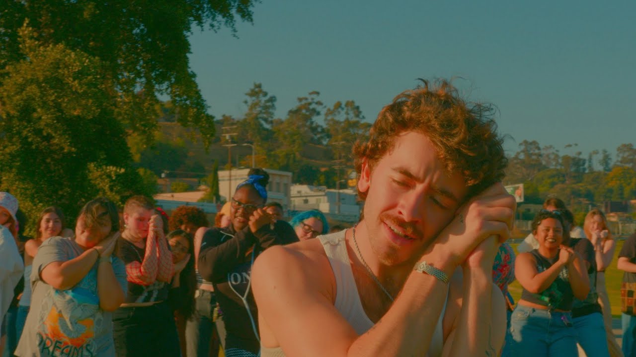 What is difference between head and header in HTML? EN General