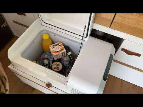 VW T6 Kühlschrank Lösung Campervan weißer Volholzausbau - FahrendesZuhause