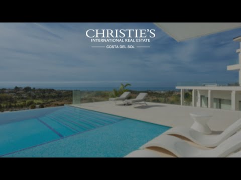 Villa in El Paraíso with incredible views of the sea, golf and nature