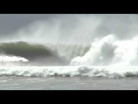Pumpender Wellengang bringt große Wellen in die Ma'alaea-Bucht