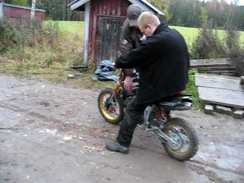 "Ihan v*tusti kaasua ja kytkin ylös!!!" Motorcycle madness!