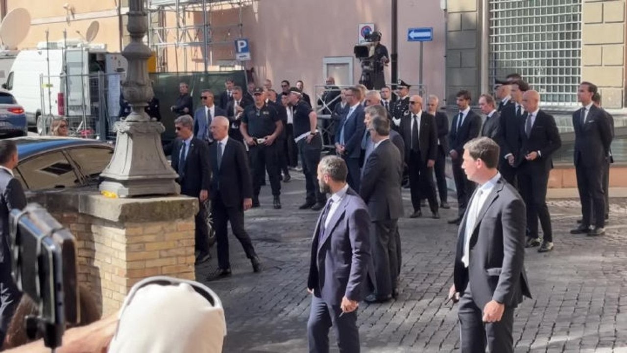 Meloni arriva alle esequie di Stato di Emma Bonino. il saluto con Magi, Della Vedova e Gualtieri