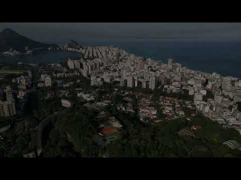 Belíssima casa em condomínio de alto padrão no Leblon.