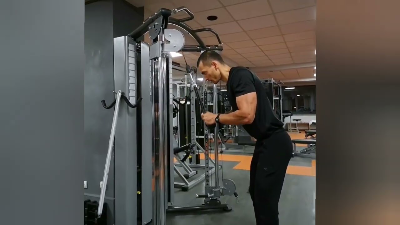 Extensii pentru triceps, din stând la scripete, cu funia