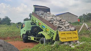 Download lagu Truk Jomplang.Mobil Truk HINO DUTRO 300 Bongkar MUATAN BATU Sungai FULL BAK Menggunung DILOKASI BARU mp3