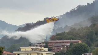 I canadair in azione a Como per l'incendio sul Monte Goj