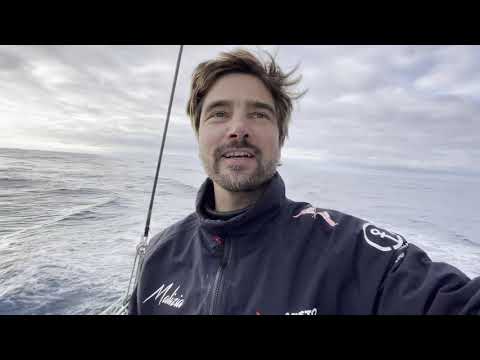 Day 37 - A meeting of 5 IMOCAs in the middle of the ocean!