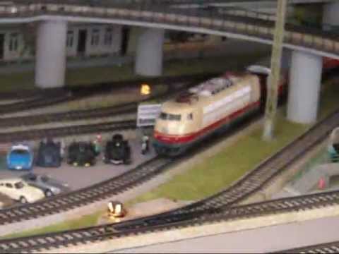 Märklin H0 TEE mit Baureihe 103 (1970s Trans Europe Express with German Class 103 locomotive)