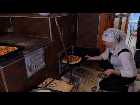 Gemütlicher Wintertag in den Karpaten: Familientraditionen, Pizza und handgemachte Dekoration