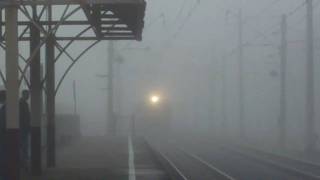 preview picture of video 'Поезд прибывает в тумане (видео 1)'