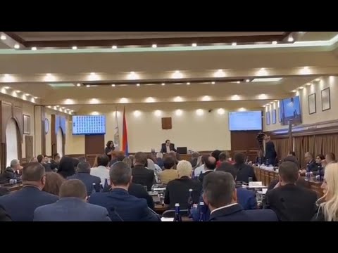 Խմել նոր ես եկել, էս անդաստիրակի ձենը կտրեք. լարված իրավիճակ՝ քաղաքապետարանում