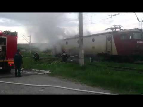 Trenul personal Suceava-Iași a luat foc. Locomotiva este în flăcări, la Tg. Frumos