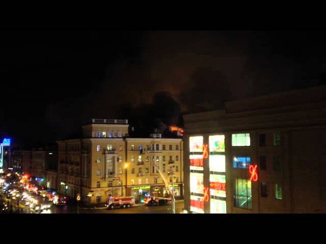 Видео: Спасатели эвакуировали 46 человек с пожара в центре Казани