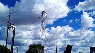 preview picture of video 'Wind pump about to collapse'