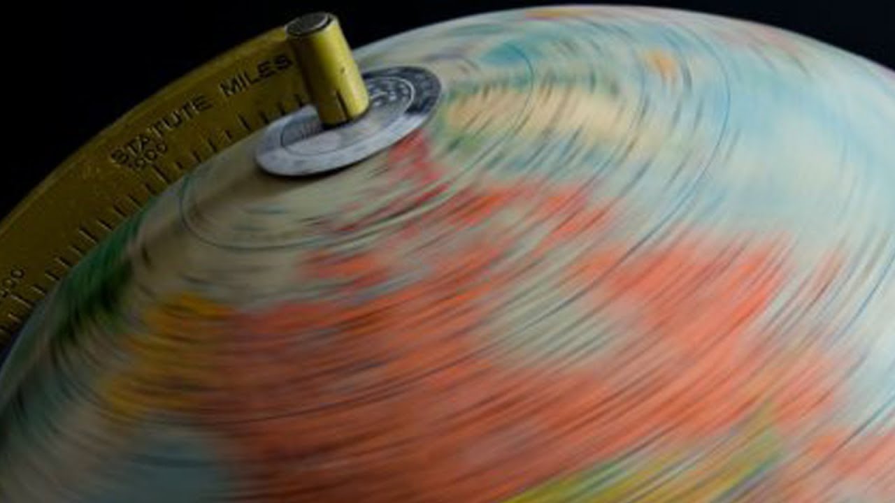 ليه مش بنحس بدوران الأرض؟ 🌏