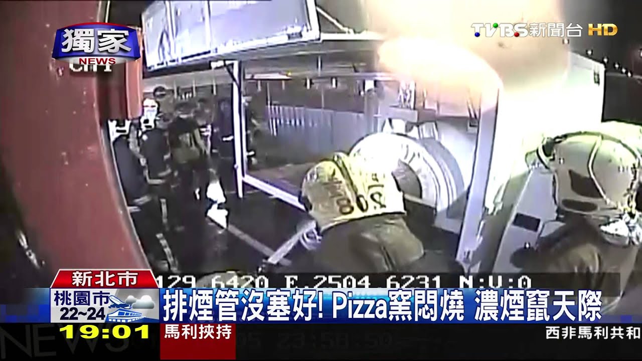 獨家/披薩烤爐仍高溫!貨車竄濃煙 民眾忙報案