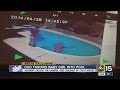 Detienen a un padre que tiro a una bebe dentro de una pileta  