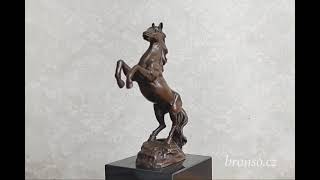 Bronzová socha koně na mramoru – vzpínající se hřebec, elegantní zvířecí figurka, luxusní dekorace, sběratelský dárek