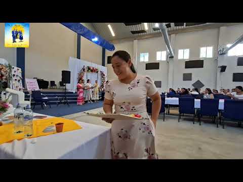 Dando reconocimiento a Marilu Orantes en idc poptun peten