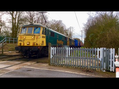 Freightliner 86612 + 86613 powers passed Chitts Hill LC - 4M25 (Trafford Park - Felixstowe) 8/2/2020