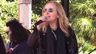 Melissa Etheridge Lifts Spirits At the Women&#39;s March