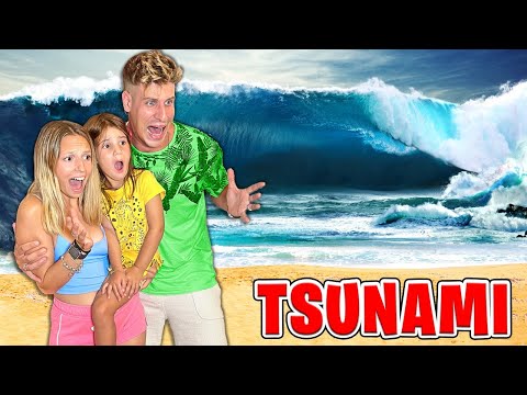 AURORA E PAPÀ MIKE SOPRAVVIVIAMO INTRAPPOLATI AL MARE IN SPIAGGIA IN MEZZO ALLO TSUNAMI CON LAURA!
