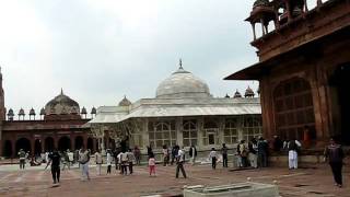 preview picture of video 'Jama Masjid, The temple at Fathepur Sikri, 16-2-2011.AVI'