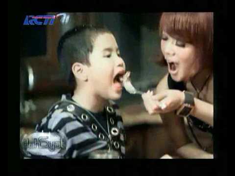 download lagu mp3 mp4 Lucky Laki Bukan Superman, download lagu Lucky Laki Bukan Superman gratis, unduh video klip Lucky Laki Bukan Superman