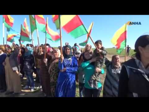 أهالي سريه كانيه يعتصمون على الحدود Serêkaniyê li hemberî Dîwar Şermê serî hilda