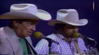 Ernest Tubb & Merle Haggard - Walking the Floor Over You(LIVE)