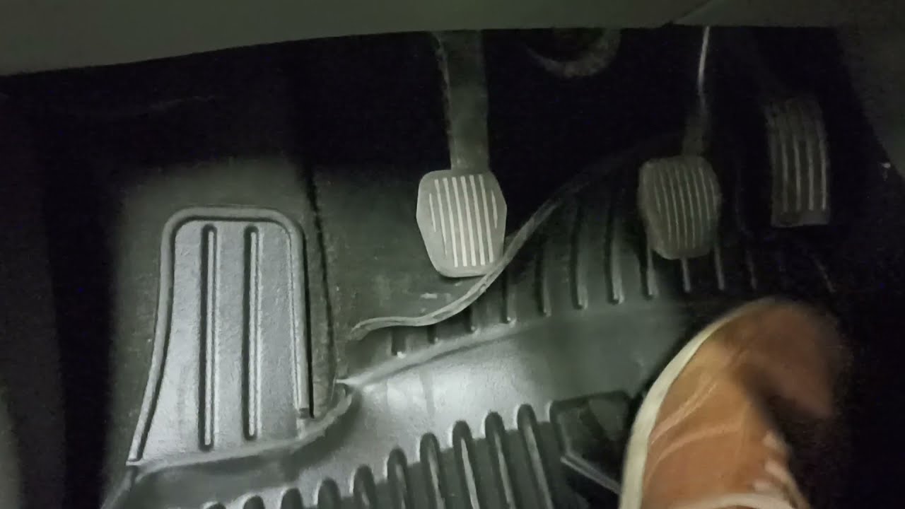 Ford Focus MK2 - wciśnięty pedał sprzęgła potrafi się zahaczyć o krawędź dywanika FROGUM nr 77