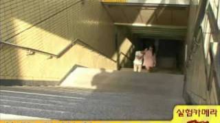 韓国で地下鉄の階段を昇る時、ミニスカの子は注意してね！