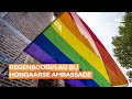 Regenboogvlag bij Hongaarse ambassade: 'Willen shirt aanbieden aan ambassadeur'