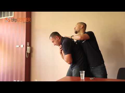 Zadławienie u osoby dorosłej - manewr Heimlicha