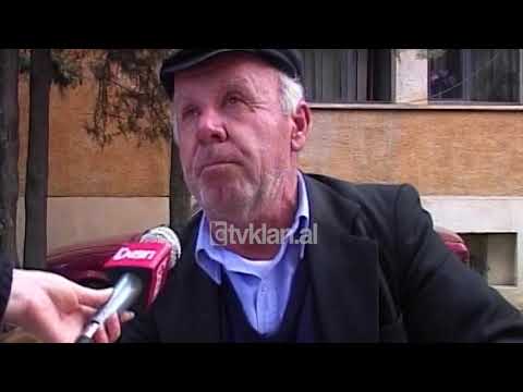 Radhe te gjata para ambasades italiane per marrjen e nje vize - (20 Prill 2002)