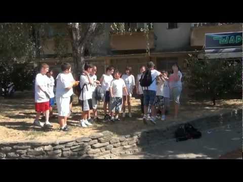 KK DABO dečaci donose pehar