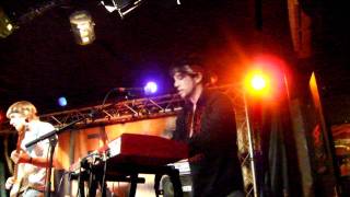 100 Monkeys Show in Paris - ''Ugly Girl''