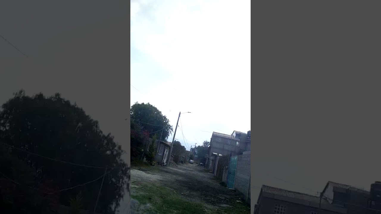 instalación de tubo de PVC de 8 pulgadas para drenaje.