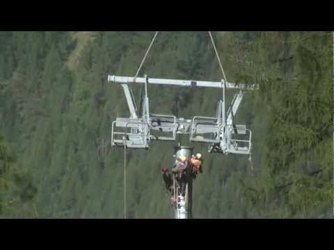 Hubschrauber bei Bauarbeiten der Gitschberg Jochtal Seilbahn
