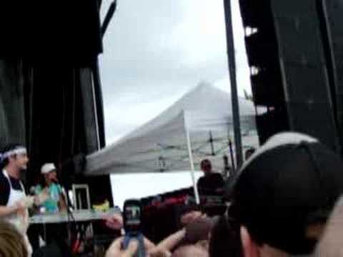 Mike Patton of "Crudo" Sings to little girl @ Sasquatch 2008