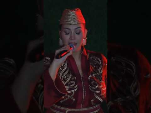 أسما لمنور بالقفطان المغربي تغني النشيد الوطني المغربي مباشرة في نهائي كأس العرب 🏆 | قطر 2025