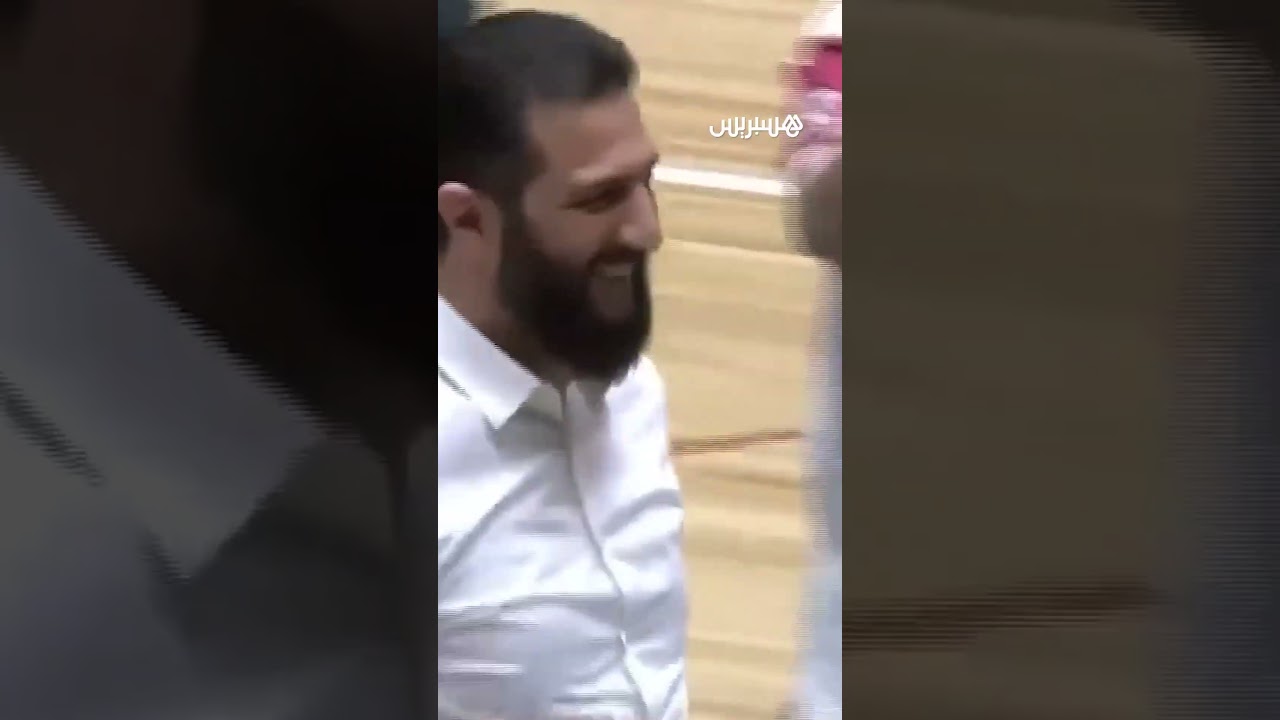 الرئيس السوري أحمد الشرع يلعب كرة السلة خلال افتتاح صالة رياضية في دمشق thumbnail