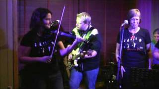 Skruddu Band med Vømmøl-musikk på Plug and Play Smiå Vestnes (Vinterbruden  )