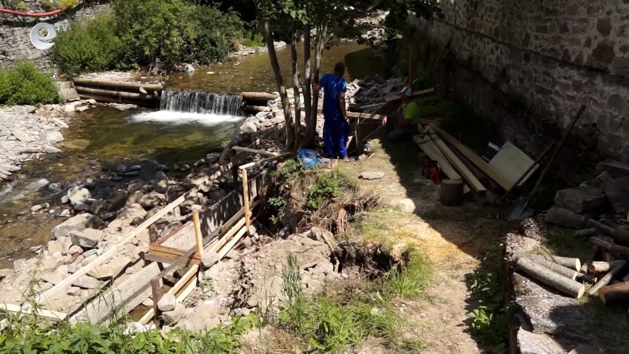 В Широка лъка сами ремонтират подпорните стени до църквата си