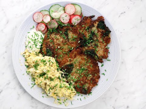 Raggmunkar serverade med äggröra och picklade grönsaker - Köket