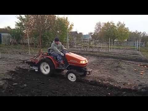 Японский минитрактор Мицубиси 155 спокойно тянет 3х корпусный плуг 3по 20